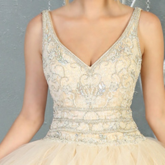 New quiencenara ball gown - Picture 2 of 7